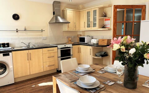 Porthilly: Cabinetry, Countertop, Möbel, Eigentum, Küchengerät, Küche, Herd, Pflanze, Holz, Haushaltsgerät