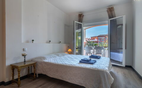Empuriabrava 476: Zimmer, Möbel, Bett, Schlafzimmer, Eigentum, Gebäude, Fussboden, Interior Design, Bettdecke, Bettrahmen