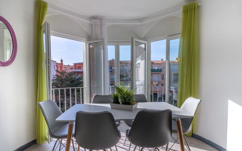Empuriabrava 476: Zimmer, Eigentum, Interior Design, Möbel, Gebäude, Esszimmer, Haus, Grundeigentum, Gelb, Tabelle