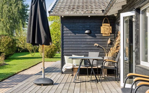 Frede - 1Km from the Sea: Dach, Haus, Zuhause, Hütte, Tür, Abstellgleis, Deck, Veranda, Planke, Hartholz