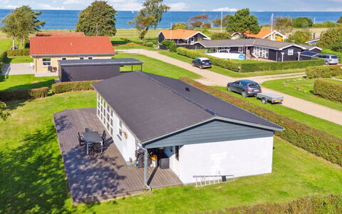 Todor - 150M from the Sea: Haus, Zuhause, Dach, Wohngebiet, Hütte, Estate, Bauernhaus, Rasen, Landscaping, Abstellgleis