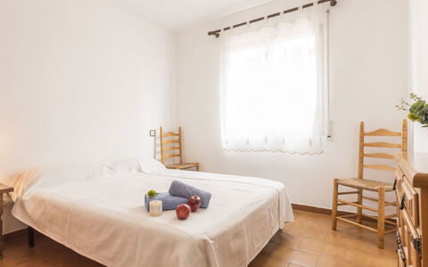Empuriabrava 530: Schlafzimmer, Möbel, Bett, Zimmer, Eigentum, Bettdecke, Bettrahmen, Interior Design, Matratze, Fussboden