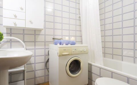 Empuriabrava 530: Wäschekammer, Badezimmer, Zimmer, Wäschetrockner, Eigentum, Major Appliance, Toilette, Fliese, Wäsche, Waschmaschine