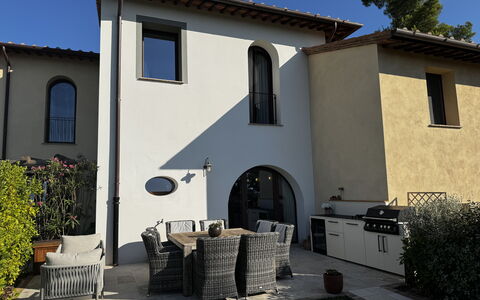 Ciliegino Spereto Apartment, Pool And Relax , Mont: Zuhause, Wohngebiet, Haus, Tür, Estate, Schatten, Garten, Villa, Balkon, Hazienda