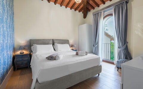 Ciliegino Spereto Apartment, Pool And Relax , Mont: Interior Design, Schlafzimmer, Zuhause, Möbel, Bett, Linens, Zimmer, Bedding, Wohnung, Bettrahmen