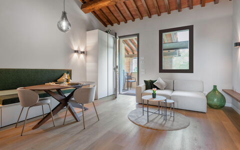 Correggiolo Spereto Apartment With Pool, Montaione: Tabelle, Möbel, Eigentum, Couch, Fenster, Holz, Wohnzimmer, Interior Design, Beleuchtung, Flooring