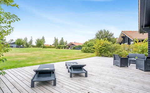 Salmina - 900M from the Sea: Dach, Haus, Grundstueck, Zuhause, Hütte, Estate, Gartenbauten, Schatten, Blockhaus, Landscaping