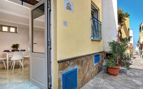 Casetta Di Laura In Massa Lubrense: Pflanze, Gebäude, Blumentopf, Zimmerpflanze, Fenster, Holz, Gelb, Flooring, Wohngebiet, Strassenbelag