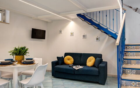 Casetta Di Laura In Massa Lubrense: Möbel, Tabelle, Pflanze, Couch, Bilderrahmen, Interior Design, Zimmerpflanze, Gebäude, Wohnzimmer, Blumentopf