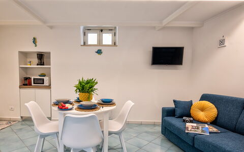 Casetta Di Laura In Massa Lubrense: Möbel, Tabelle, Eigentum, Couch, Stuhl, Gebäude, Interior Design, Zimmerpflanze, Pflanze, Fussboden