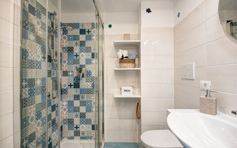 Casetta Di Laura In Massa Lubrense: Eigentum, Armatur, Badezimmer, Sinken, Schwarz, Bad Sink, Zapfhahn, Lila, Interior Design, Dusche