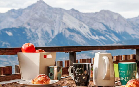 Beau Soleil - Gentianes 40: Pflanze, Himmel, Gebäude, Wolke, Baum, Vegetation, Natürliche Landschaft, Fenster, Hütte, Haus