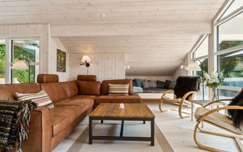 Vamika - 300M from the Sea: Couch, Möbel, Interior Design, Holz, Flooring, Wohnzimmer, Decke, Holzboden, Fussboden