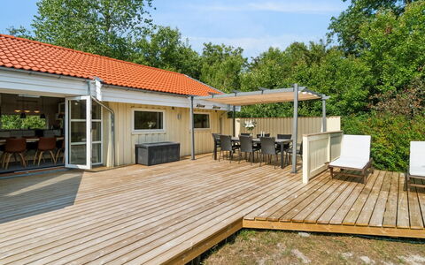 Vamika - 300M from the Sea: Holz, Deck, Hartholz, Schatten, Holzbeize, Planke, Hütte, Veranda, Outdoor Struktur, Gartenmöbel