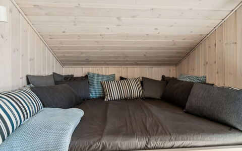 Vamika - 300M from the Sea: Holz, Möbel, Fussboden, Interior Design, Flooring, Linens, Schlafzimmer, Beleuchtung, Zimmer, Bett