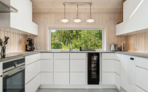 Vamika - 300M from the Sea: Küche, Holz, Flooring, Countertop, Küchengerät, Interior Design, Decke, Cabinetry, Fussboden, Holzboden
