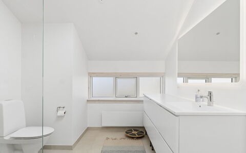 Vamika - 300M from the Sea: Flooring, Interior Design, Fussboden, Decke, Armatur, Badezimmerschrank, Badezimmer, Zapfhahn, Zimmer, Installation