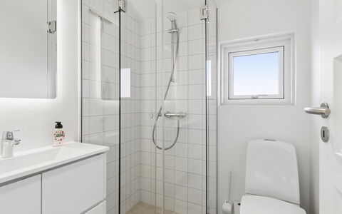 Vamika - 300M from the Sea: Armatur, Fussboden, Interior Design, Flooring, Badezimmer, Installation, Toilette, Decke, Sinken, Zapfhahn