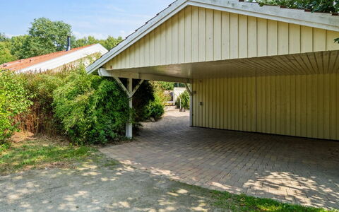 Vamika - 300M from the Sea: Schatten, Garage, Auffahrt, Schuppen, Garagentor, Garten, Outdoor Struktur, Gartenbauten, Hinterhof