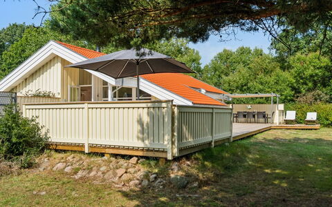 Vamika - 300M from the Sea: Holz, Zuhause, Dach, Hütte, Veranda, Estate, Schatten, Hartholz, Holzbeize, Deck