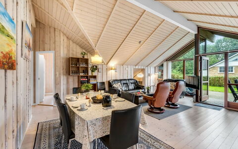 Sarah: Möbel, Interior Design, Flooring, Fussboden, Decke, Zimmer, Stuhl, Tabelle, Wohnung, Küche & Esszimmer Tisch