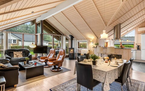 Sarah: Möbel, Interior Design, Flooring, Fussboden, Decke, Zimmer, Stuhl, Tabelle, Wohnung, Küche & Esszimmer Tisch