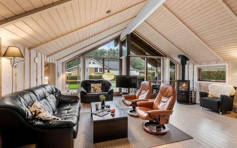 Sarah: Möbel, Interior Design, Flooring, Fussboden, Decke, Zimmer, Stuhl, Tabelle, Wohnung, Küche & Esszimmer Tisch