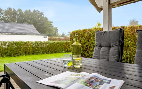 Sarah: Möbel, Interior Design, Flooring, Fussboden, Decke, Zimmer, Stuhl, Tabelle, Wohnung, Küche & Esszimmer Tisch