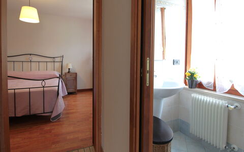 Apartment With Garden, Del Corlo Lake, Belluno: Eigentum, Möbel, Textil, Beleuchtung, Interior Design, Komfort, Pflanze, Holz, Fussboden, Grundeigentum