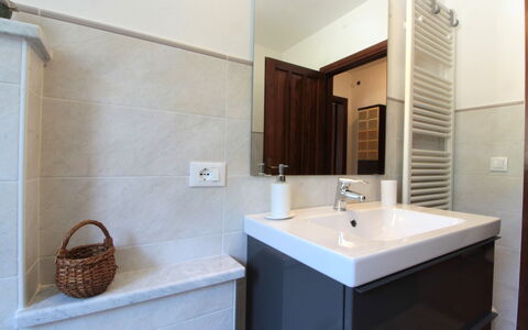 Apartment With Garden, Del Corlo Lake, Belluno: Braun, Spiegel, Zapfhahn, Sinken, Armatur, Eigentum, Cabinetry, Bad Sink, Gebäude, Holz
