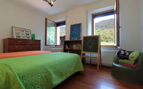 Apartment With Garden, Del Corlo Lake, Belluno: Möbel, Bilderrahmen, Eigentum, Grün, Komfort, Azurblau, Fenster, Gebäude, Holz, Interior Design