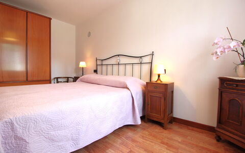 Apartment With Garden, Del Corlo Lake, Belluno: Möbel, Komfort, Gebäude, Holz, Interior Design, Pflanze, Beleuchtung, Fussboden, Bettrahmen, Bett