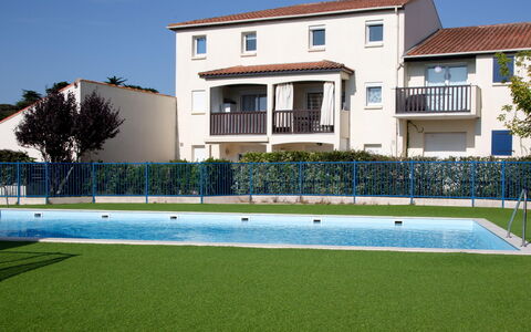 Port Saint-Jacques: Schwimmbad, Rasen, Garten, Freizeit, Estate, Garten, Schatten, Kunstrasen, Villa, Hinterhof