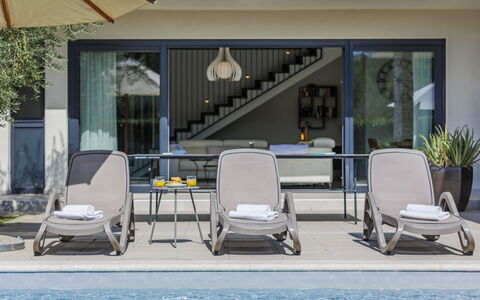 Bianca: Wasser, Eigentum, Pflanze, Möbel, Schatten, Stuhl, Gartenmöbel, Interior Design, Schwimmbad, Gebäude