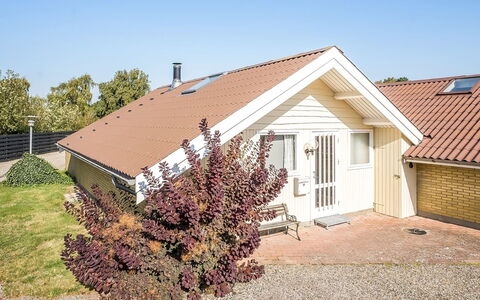 Hedde - 100M from the Sea: Blau, Strauch, Hütte, Ground, Garten, Estate, Schatten, Landscaping, Bauernhaus, Eco Hotel