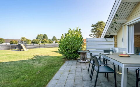 Hedde - 100M from the Sea: Blau, Strauch, Hütte, Ground, Garten, Estate, Schatten, Landscaping, Bauernhaus, Eco Hotel