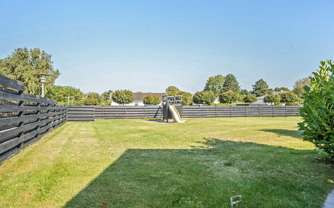 Hedde - 100M from the Sea: Blau, Strauch, Hütte, Ground, Garten, Estate, Schatten, Landscaping, Bauernhaus, Eco Hotel