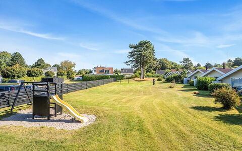 Hedde - 100M from the Sea: Blau, Strauch, Hütte, Ground, Garten, Estate, Schatten, Landscaping, Bauernhaus, Eco Hotel