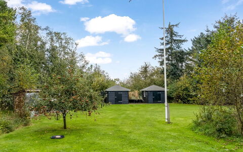 Evi - 500M from the Sea: Gras, Wiese, Grundstueck, Hütte, Ländliches Gebiet, Wiese, Gartenbauten, Garten, Schuppen