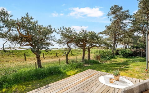 Kaila - 50M from the Sea: Grundstueck, Gartenmöbel, Garten, Schatten, Hütte, Hartholz, Landscaping, Stuhl, Tisch Im Freien