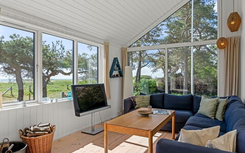 Kaila - 50M from the Sea: Flooring, Interior Design, Holz, Möbel, Couch, Fussboden, Decke, Wohnzimmer, Holzboden, Zimmer