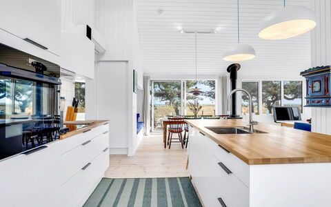 Kaila - 50M from the Sea: Küche, Flooring, Countertop, Interior Design, Holz, Möbel, Fussboden, Holzboden, Decke, Cabinetry