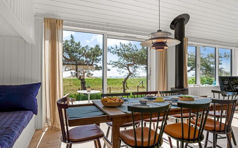 Kaila - 50M from the Sea: Möbel, Interior Design, Holz, Stuhl, Tabelle, Küche & Esszimmer Tisch, Decke, Esszimmer, Flooring, Beleuchtung