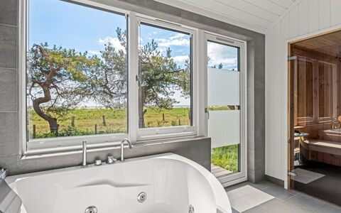 Kaila - 50M from the Sea: Decke, Armatur, Interior Design, Badewanne, Flooring, Fussboden, Zimmer, Installation, Badezimmer, Zapfhahn
