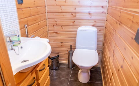 Villa Olivia: Flooring, Toilleten Sitz, Holz, Armatur, Fussboden, Toilette, Badezimmer, Interior Design, Bad Sink, Installation
