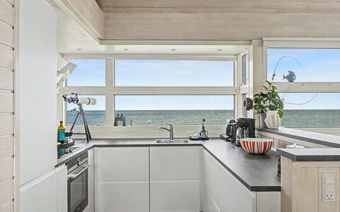 Diderik - 5M from the Sea: Küche, Flooring, Countertop, Interior Design, Holz, Fussboden, Decke, Küchengerät, Möbel, Cabinetry
