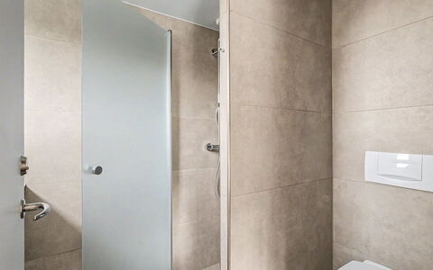Diderik - 5M from the Sea: Wand, Flooring, Toilleten Sitz, Armatur, Badezimmer, Toilette, Fussboden, Interior Design, Installation, Fliese