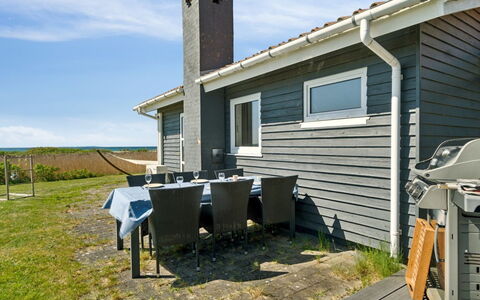 Hening - 50M from the Sea: Gras, Holz, Ländliches Gebiet, Strauch, Hütte, Dach, Einfach, Grundstueck, Zuhause, Ground
