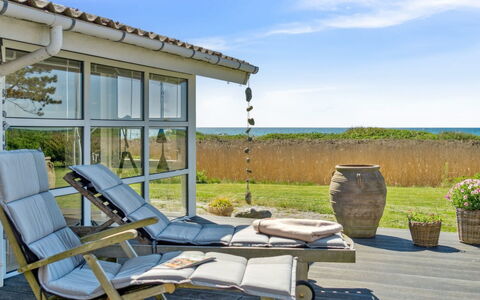 Hening - 50M from the Sea: Gras, Holz, Ländliches Gebiet, Strauch, Hütte, Dach, Einfach, Grundstueck, Zuhause, Ground