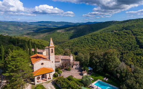Villa Pietrafitta: Wolke, Himmel, Pflanze, Eigentum, Azurblau, Baum, Berg, Natürliche Landschaft, Gebäude, Vegetation